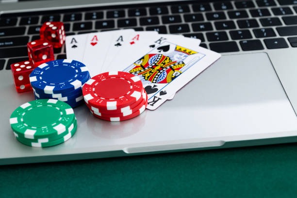 Live Caribbean Stud Poker dealer at lampiontogel studio